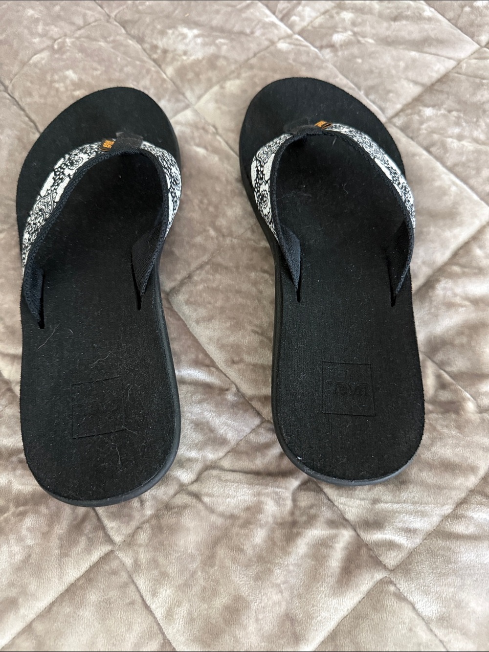 Teva Women’s Black Wedge Flip-Flop with White Paisley Straps Size 10 - Picture 3 of 7